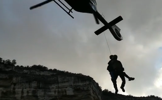 Así rescata en helicóptero la Guardia Civil a una senderista lesionada en Arenas del Rey