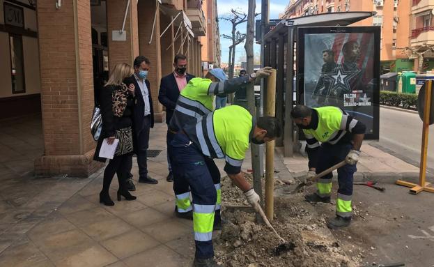 El riego inteligente por teléfono móvil ahorra un 40% de agua, según la concejala