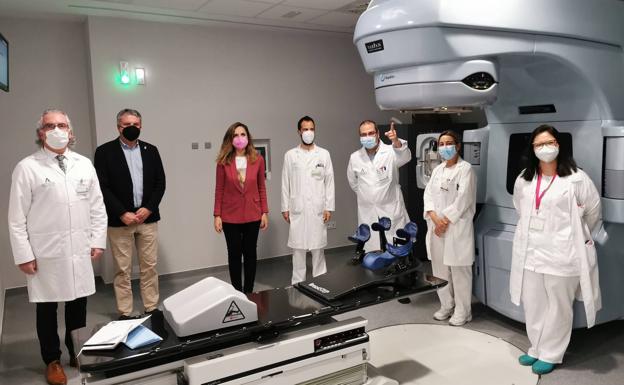 La nueva máquina de radioterapia de Torrecárdenas acaba con las constantes averías en la vieja