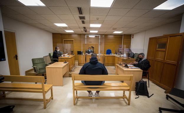 «Escuché un golpe en la puerta trasera, me apeé y vi a un ciclista tirado en el suelo»