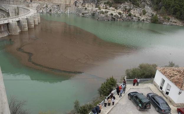 Buzos limpiarán el desagüe del pantano del Quiebrajano, que ahora desembalsa