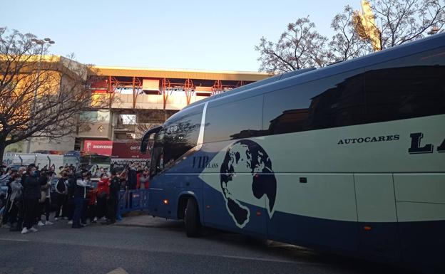 Doscientas personas reciben a la Selección Española en Los Cármenes