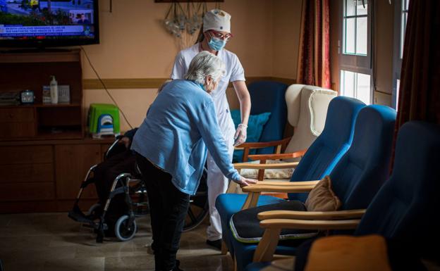 Hombres, de entre 65 y 84 años, los que más fallecen por la covid en Almería