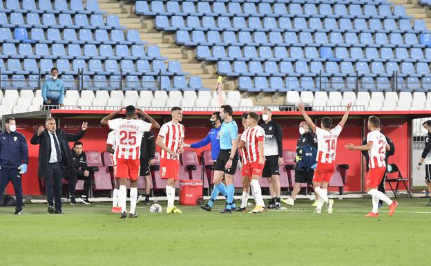 El presidente del Almería muestra su enfado en redes sociales por el arbitraje