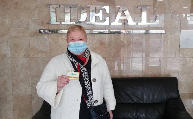 La ganadora del sorteo IDEAL On+ ya tiene su tarjeta regalo El Corte Inglés