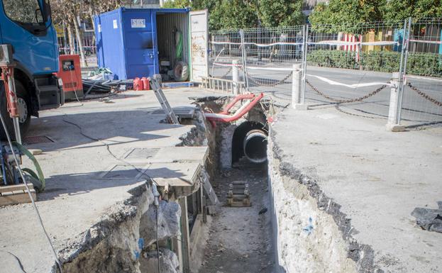 Un edificio que vertía aguas fecales a la Acequia Gorda paraliza las obras del cauce en el Centro