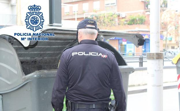 Identifican a un menor inimputable como presunto autor de la quema de varios contenedores en el Zaidín