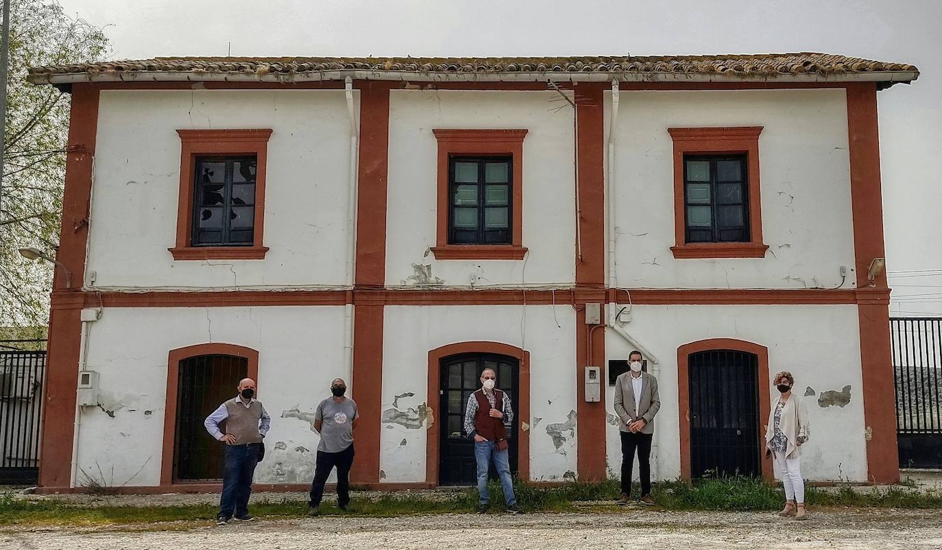 Tocón y Montefrío se movilizan para evitar el derribo de su antigua estación de tren