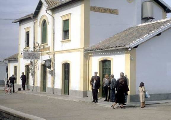 ADIF paraliza el derribo de la antigua estación de tren Tocón-Montefrío ante la movilización vecinal