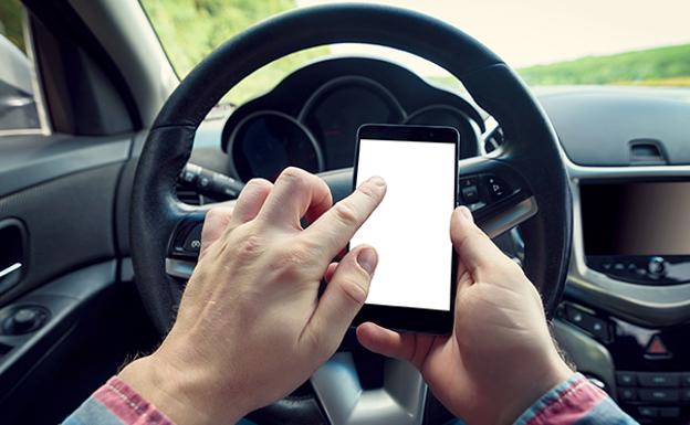 La DGT apunta las principales causas de distracción al volante y sus consecuencias