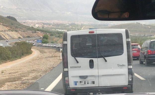 Colas en Granada para bajar a la Costa en el primer día festivo de Semana Santa