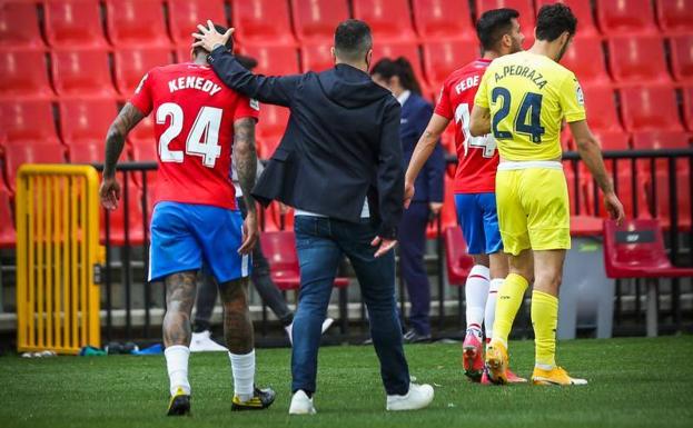 Kenedy vuelve a dolerse de la ingle