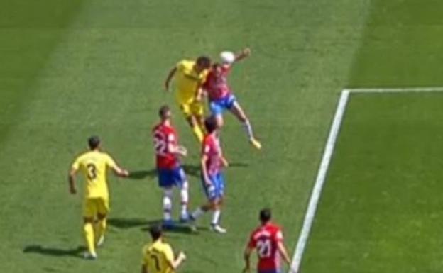 Un dudoso penalti por una mano de Víctor Díaz en su propia área tuvo gran trascendencia en el partido