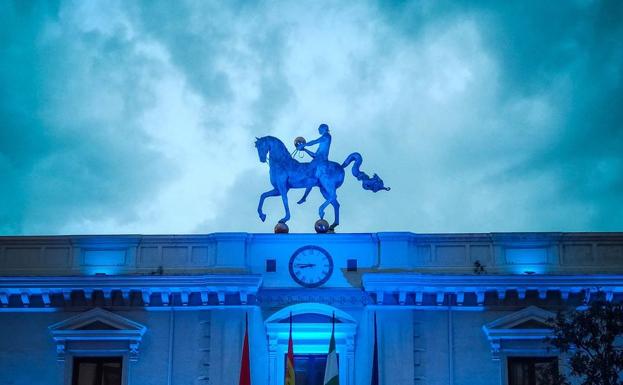 Edificios iluminados de azul por el 40 aniversario de Aspace Granada