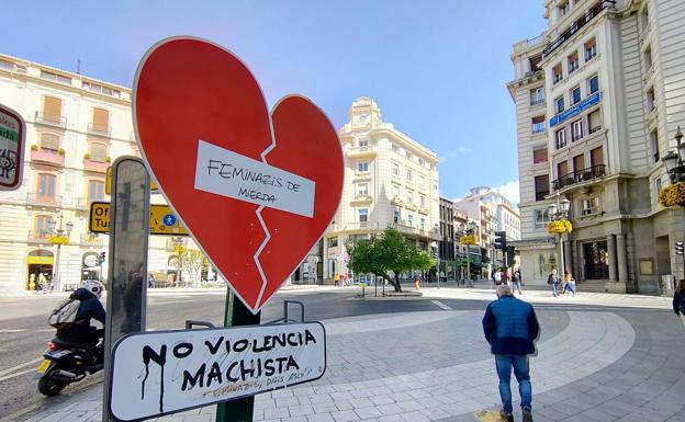 Un cartel contra la violencia de género amanece con pintadas machistas en Granada
