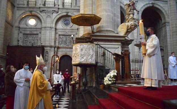 Más de 200 fieles acuden a la Vigilia Pascual en la Catedral