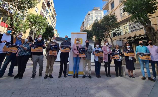 El mercadillo cofrade Bendita Gloria recibe su 'bautismo' en Roldán y Marín