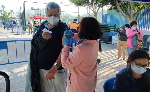 Almuñécar abre el estadio municipal para vacunaciones masivas contra la covid