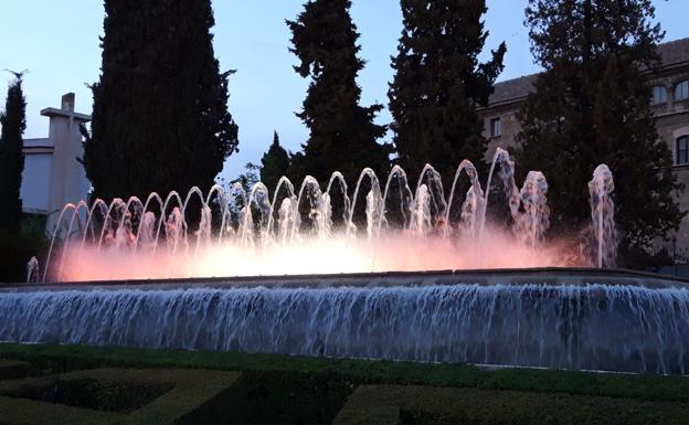 El Ayuntamiento tiñe de rojiblanco la ciudad para apoyar al Granada