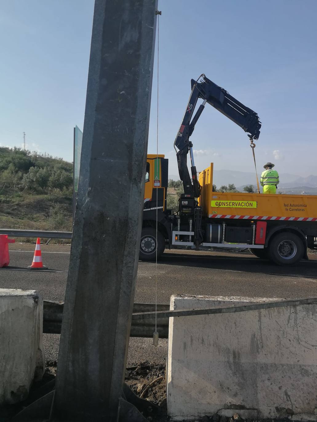 Corte en la Autovía del Olivar para retirar un pórtico dañado tras un accidente de tráfico