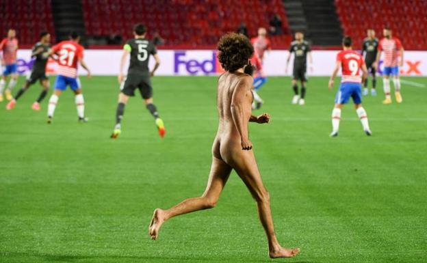 El hombre desnudo de Granada se cuela en Los Cármenes