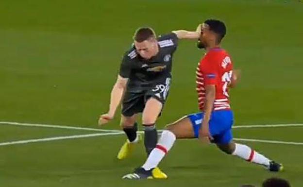 Este manotazo a Yangel Herrera no fue castigado, pero el de Eteki a Bruno Fernandes sí lo fue