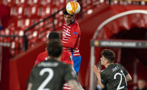 Carlos Neva regresa y devuelve la regularidad al lateral zurdo