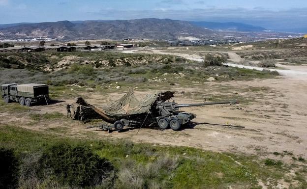 La Artillería de La Legión se prepara con fuego real en Viator