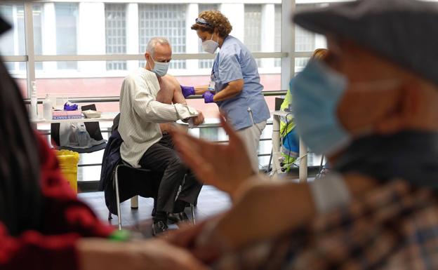 Científicos españoles recomiendan poner la vacuna de AstraZeneca a una franja de edad más amplia