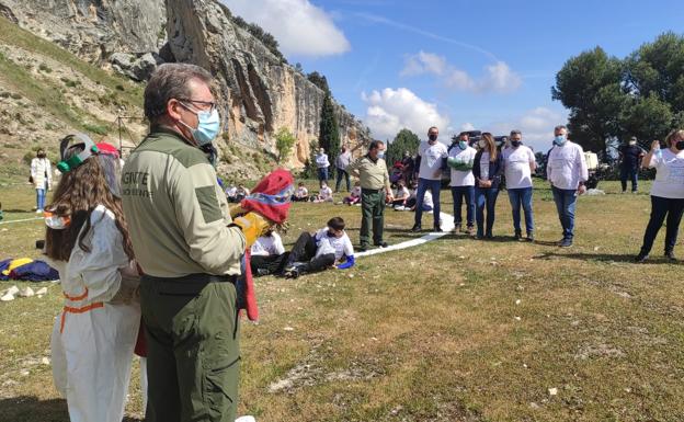 Escolares participan en la suelta de un águila en Sierra Mágina