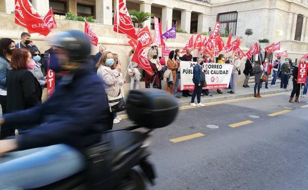 Protesta contra el «desguace» de Correos y «50 empleos menos» solo en abril en la provincia de Almería