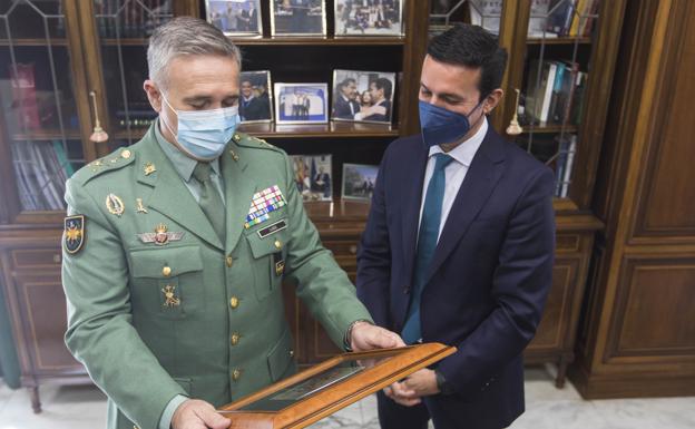 El general Llago se despide de las autoridades civiles de Almería