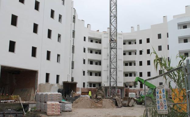 La compraventa de pisos resucita en Motril: el 90% de las viviendas de Playa Granada se vende sobre plano