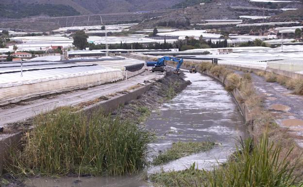 Hallan el cadáver de una mujer en la rambla de Carchuna