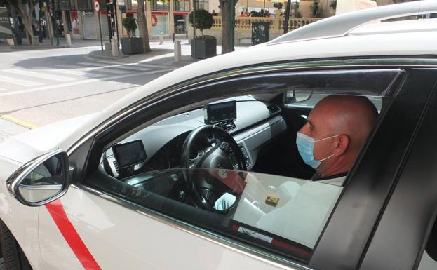 La capital dará una subvención de 500 euros a cada licencia de taxi