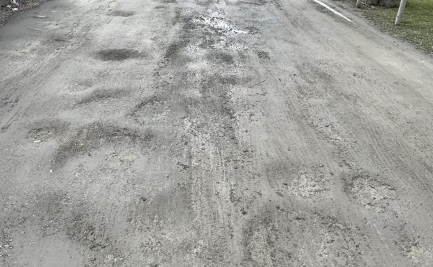 El PSOE advierte de «los molestos baches y socavones» que hay en el acceso a Playa Granada