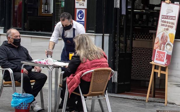 Andalucía insiste en plantear la inoculación voluntaria de AstraZeneca entre menores de 60