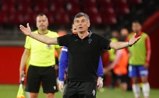 Mendilibar: «Nos doy pocas opciones de salvarnos jugando así»