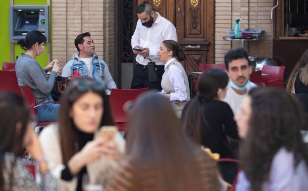 Linares, Andújar, Martos y el resto de municipios de los distritos Norte y Sur tendrán que cerrar bares y comercios a las ocho una semana más