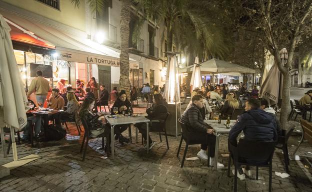 Bares y restaurantes de Granada piden a la Junta poder abrir las terrazas hasta las diez y media