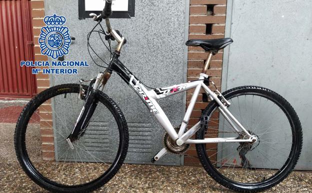 Tres detenidos tras robar y vender más de una decena de bicicletas y patinetes en el centro de Almería