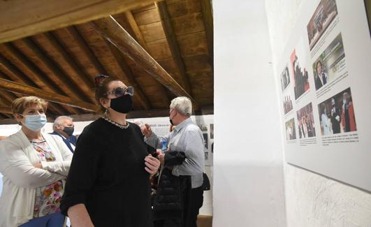 Rodrigo observa algunas de las fotos de la exposición. /JORGE PASTOR