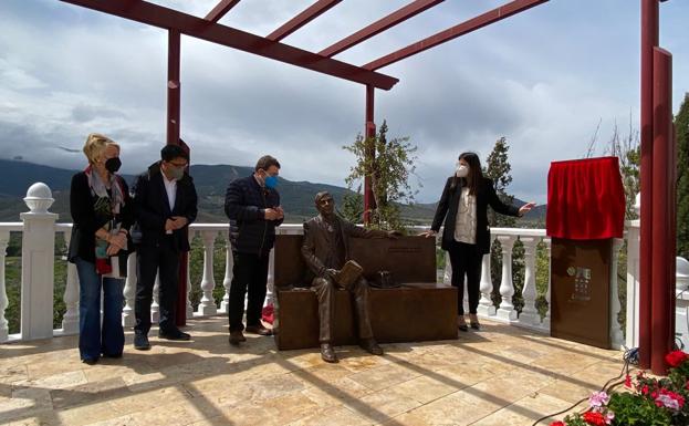 Un monumento recuerda a Villaespesa en su Laujar natal