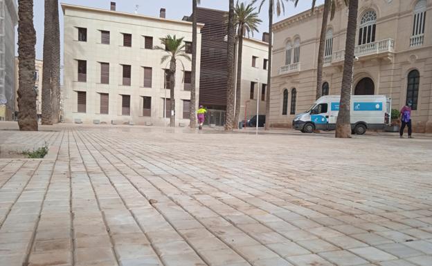 Almería amanece cubierta de barro