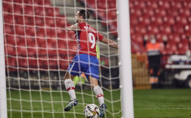 La afición rojiblanca duda sobre la conveniencia de alinear dos delanteros titulares en Sevilla