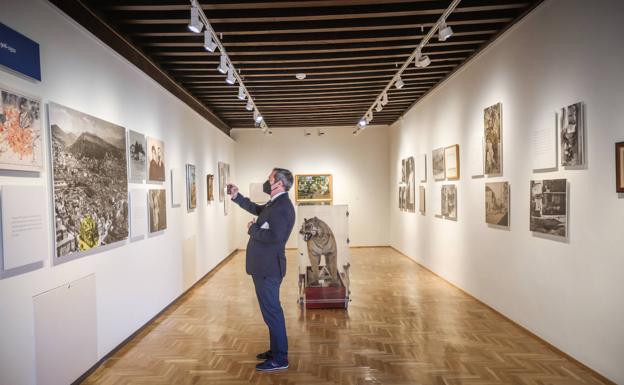 Francisco Ayala recorre su Granada en una exposición en Niñas Nobles