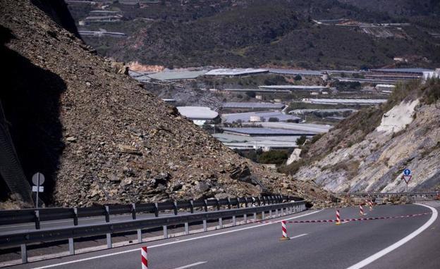 Restablecido el tráfico en el tramo de la A-7 afectado por un desprendimiento en Castell de Ferro