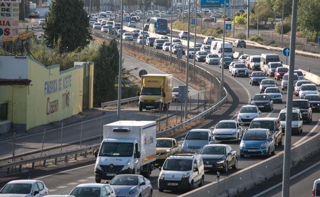 Una colisión entre dos vehículos colapsa la Circunvalación de Granada