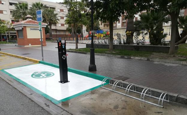 Torrenueva instala la primera estación para bicicletas de la Costa