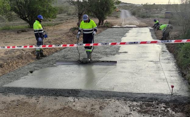 Tabernas repara caminos y el techo del pabellón, dañados por la DANA
